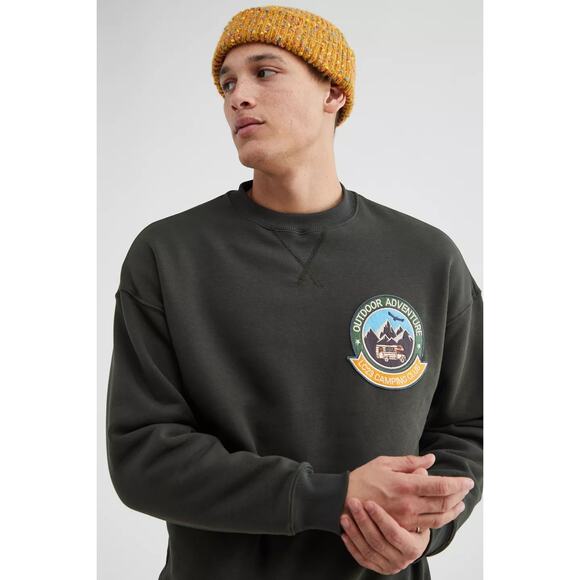 New Urban Outfitters x LC23 Camper Patch Crew Neck Sweatshirt $149 MEDIUM - Picture 2 of 4